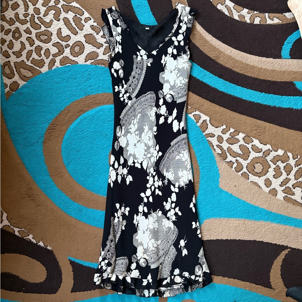 Lapis Black and White Floral Midi Dress